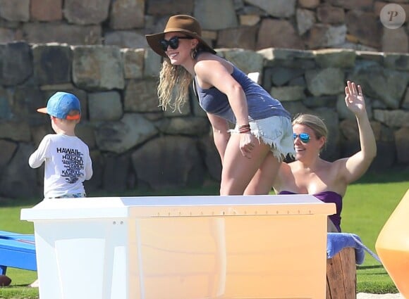 Exclusif - Hilary Duff s'amuse avec son fils Luca lors de ses vacances à Cabo San Lucas, le 15 mars 2015.  