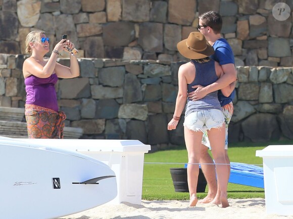 Exclusif - Hilary Duff s'amuse avec son fils Luca lors de ses vacances à Cabo San Lucas, le 15 mars 2015. 
