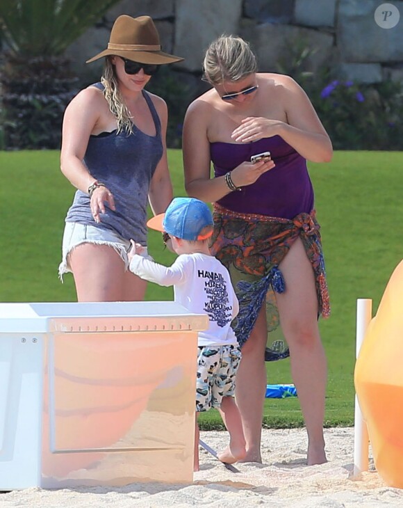 Exclusif - Hilary Duff s'amuse avec son fils Luca lors de ses vacances à Cabo San Lucas, le 15 mars 2015.