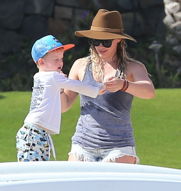 Exclusif - Hilary Duff s'amuse avec son fils Luca lors de ses vacances à Cabo San Lucas, le 15 mars 2015. 