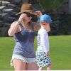 Exclusif - Hilary Duff s'amuse avec son fils Luca lors de ses vacances à Cabo San Lucas, le 15 mars 2015. 