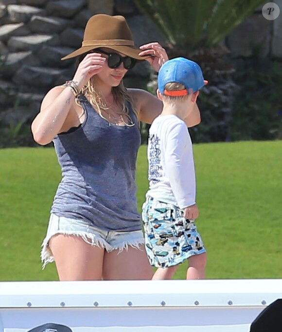 Exclusif - Hilary Duff s'amuse avec son fils Luca lors de ses vacances à Cabo San Lucas, le 15 mars 2015. 