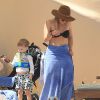 Exclusif - Hilary Duff s'amuse avec son fils Luca lors de ses vacances à Cabo San Lucas, le 15 mars 2015. 