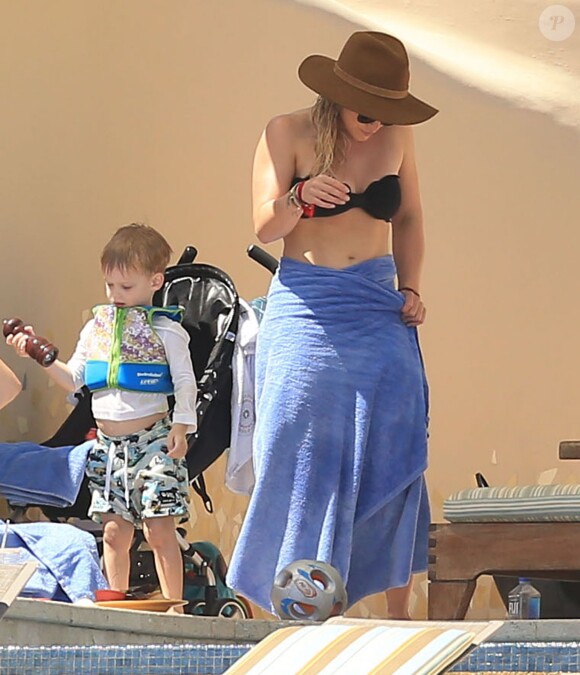Exclusif - Hilary Duff s'amuse avec son fils Luca lors de ses vacances à Cabo San Lucas, le 15 mars 2015. 