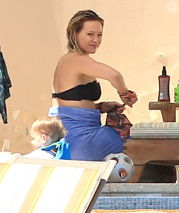Exclusif - Hilary Duff s'amuse avec son fils Luca lors de ses vacances à Cabo San Lucas, le 15 mars 2015.