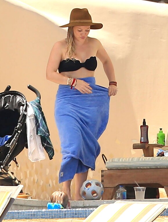 Exclusif - Hilary Duff s'amuse avec son fils Luca lors de ses vacances à Cabo San Lucas, le 15 mars 2015. 