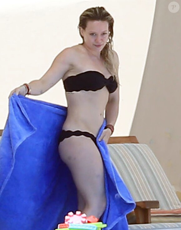 Exclusif - Hilary Duff s'amuse avec son fils Luca lors de ses vacances à Cabo San Lucas, le 15 mars 2015. 