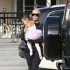 Kim Kardashian dépose sa fille North à sa leçon de danse classique, dans le quartier de Woodland Hills. Los Angeles, le 19 mars 2015.