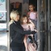 Kim Kardashian, Kanye West, Penelope (fille de Kourtney Kardashian et Scott Disick) et North quittent un studio de danse classique à Woodland Hills. Los Angeles, le 19 mars 2015.