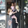 Kim Kardashian, Kanye West, Penelope (fille de Kourtney Kardashian et Scott Disick) et North quittent un studio de danse classique à Woodland Hills. Los Angeles, le 19 mars 2015.