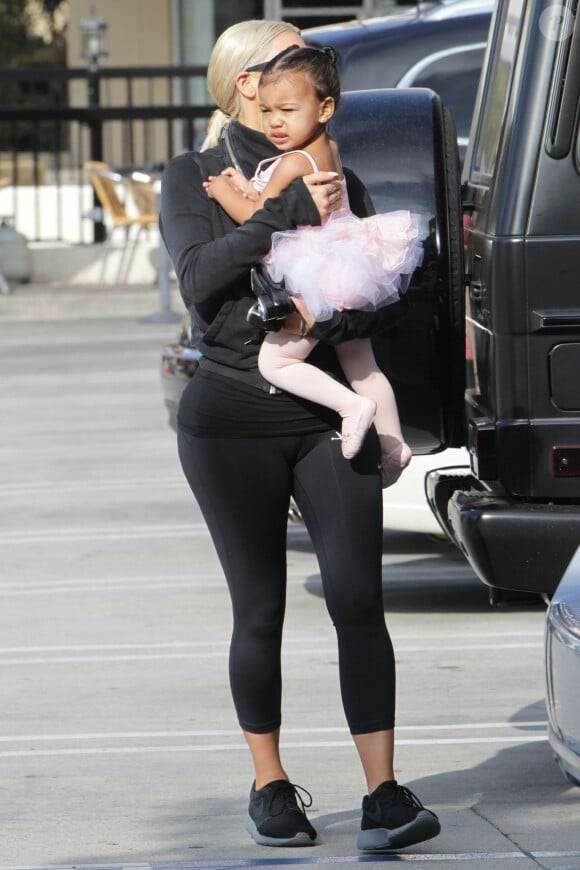 Kim Kardashian dépose sa fille North West à sa leçon de danse classique. Woodland Hills, Los Angeles, le 19 mars 2015.
