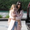 Kourtney Kardashian et sa fille Penelope à Woodland Hills, Los Angeles, le 19 mars 2015.