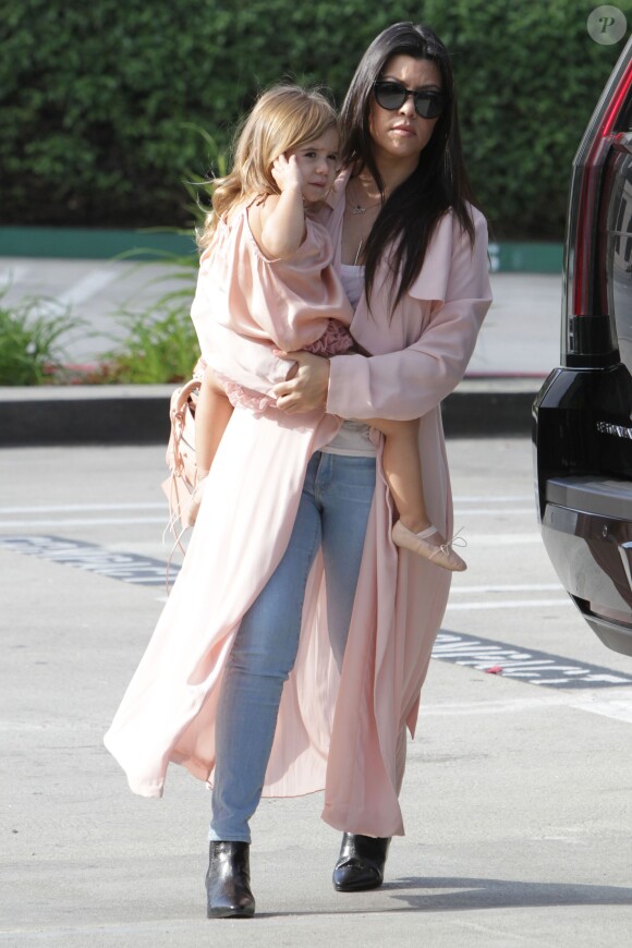 Kourtney Kardashian et sa fille Penelope à Woodland Hills, Los Angeles, le 19 mars 2015.