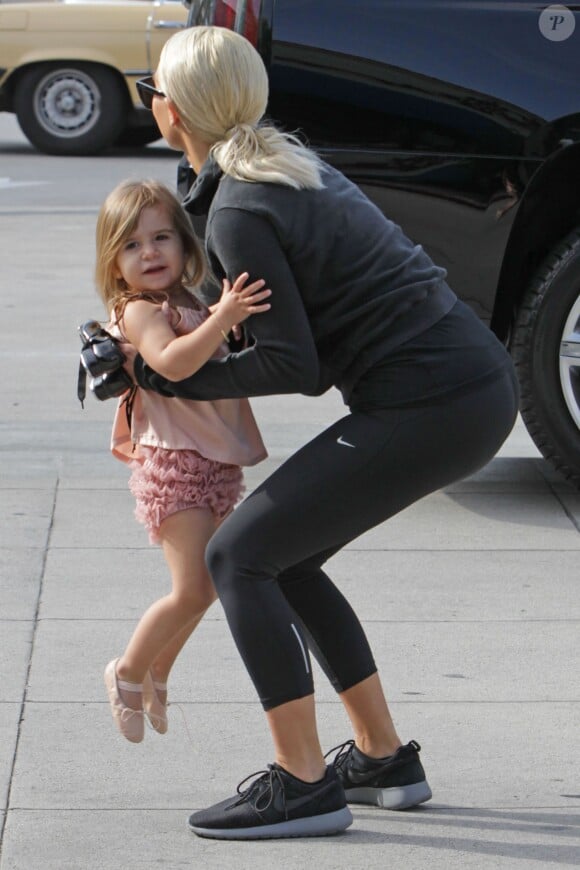 Kim Kardashian et sa nièce Penelope à Woodland Hills, Los Angeles, le 19 mars 2015.