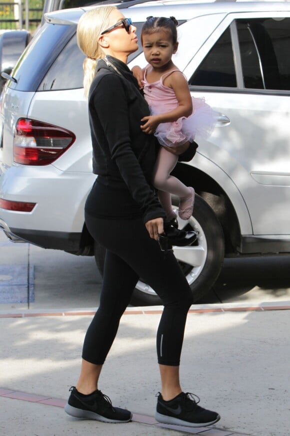 Kim Kardashian dépose sa fille North à sa leçon de danse classique. Woodland Hills, Los Angeles, le 19 mars 2015.
