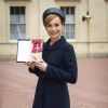 Kristin Scott Thomas présentant sa médaille de "Dame Commander of the British Empire" à Buckingham Palace le 19 mars 2015