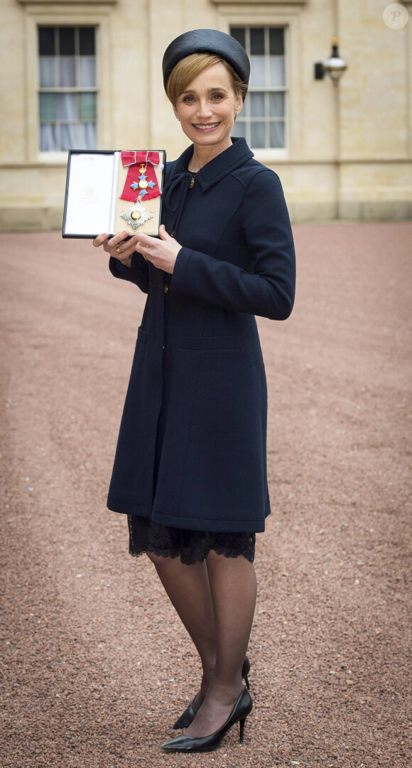 Kristin Scott Thomas présentant sa médaille de "Dame Commander of the British Empire" à Buckingham Palace le 19 mars 2015