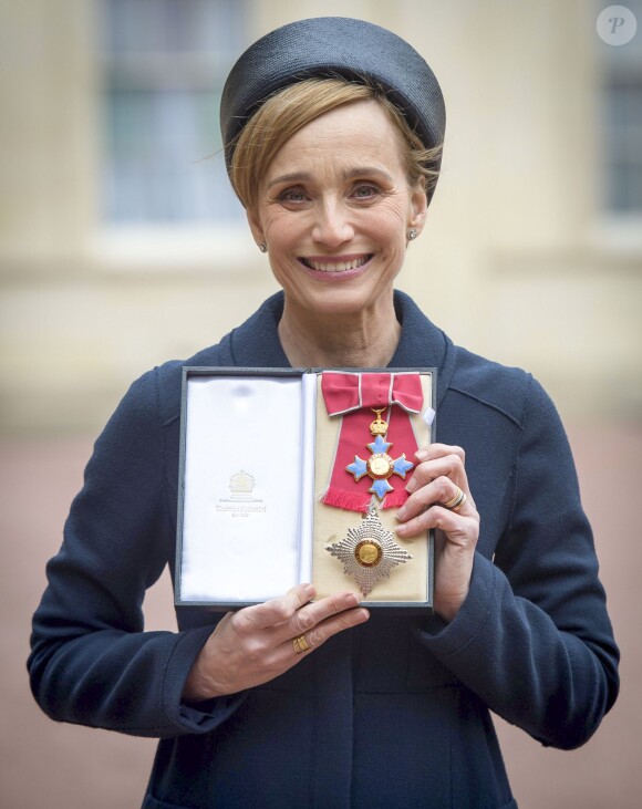 Kristin Scott Thomas présentant sa médaille de "Dame Commander of the British Empire" à Buckingham Palace le 19 mars 2015