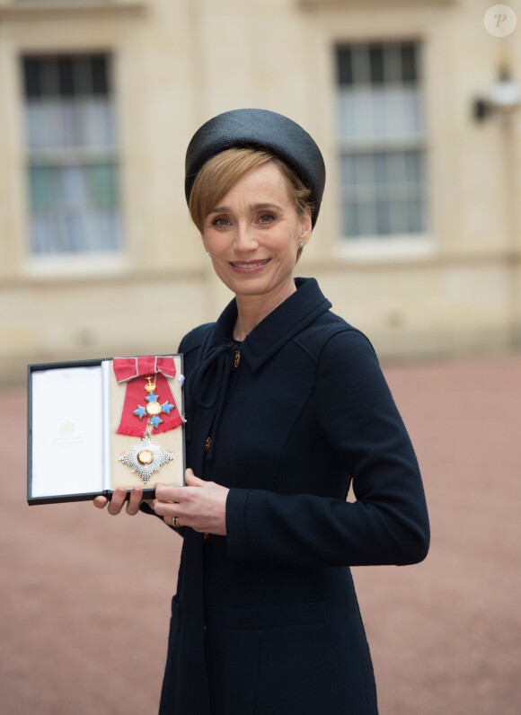 Kristin Scott Thomas présentant sa médaille de "Dame Commander of the British Empire" à Buckingham Palace le 19 mars 2015