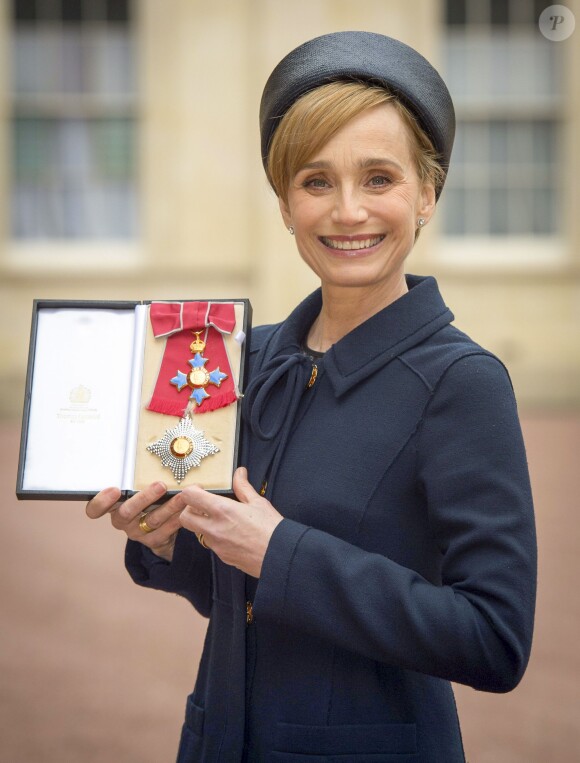Kristin Scott Thomas présentant sa médaille de "Dame Commander of the British Empire" à Buckingham Palace le 19 mars 2015