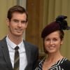 Andy Murray avec sa compagne Kim Sears lors de la remise de ses insignes d'officier dans l'ordre de l'empire britannique à Buckingham Palace le 17 octobre 2013