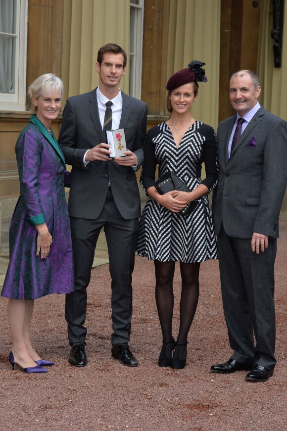 Andy Murray avec sa compagne Kim Sears et ses parents lors de la remise de ses insignes d'officier dans l'ordre de l'empire britannique à Buckingham Palace le 17 octobre 2013