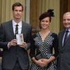 Andy Murray avec sa compagne Kim Sears lors de la remise de ses insignes d'officier dans l'ordre de l'empire britannique à Buckingham Palace le 17 octobre 2013
