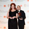 Adam Deacon avec Christina Hendricks et son Orange Rising Star Award en février 2012