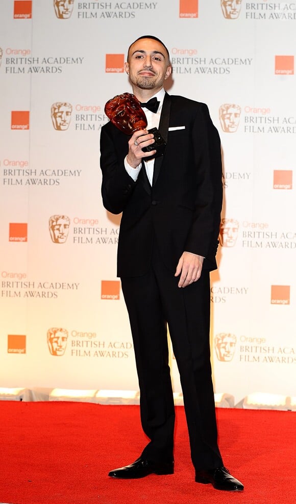 Adam Deacon pose avec son Orange Rising Star Award lors des Orange British Academy Film Awards en février 2012
