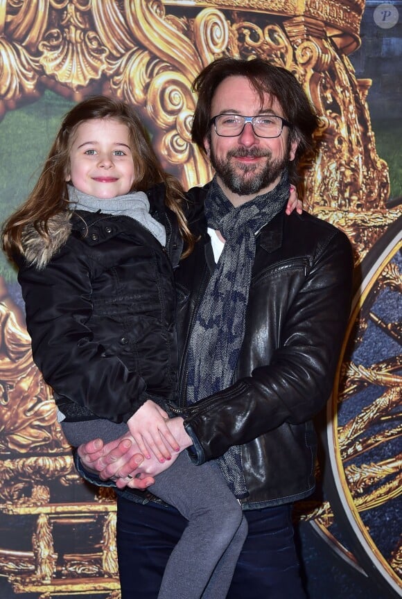 Alex Jaffray et sa fille assistent à l'avant-première du film Cendrillon au Grand Rex à Paris le 22 mars 2015.