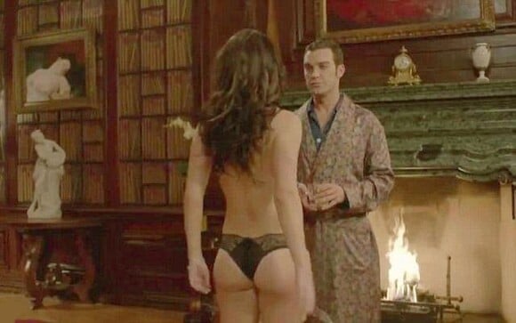 Elizabeth Hurley (Liz Hurley) apparait topless dans la série "The Royals" 