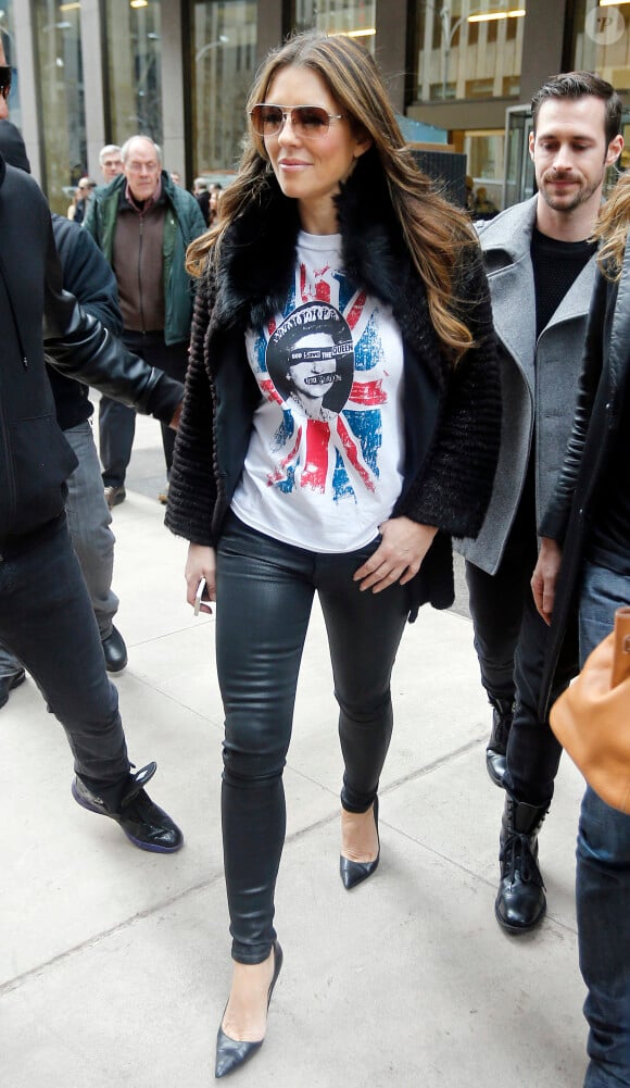 Elizabeth Hurley (Liz Hurley) à la sortie de la radio Sirius pour faire la promotion de la nouvelle série "The Royals" à New York, le 11 mars 2015.