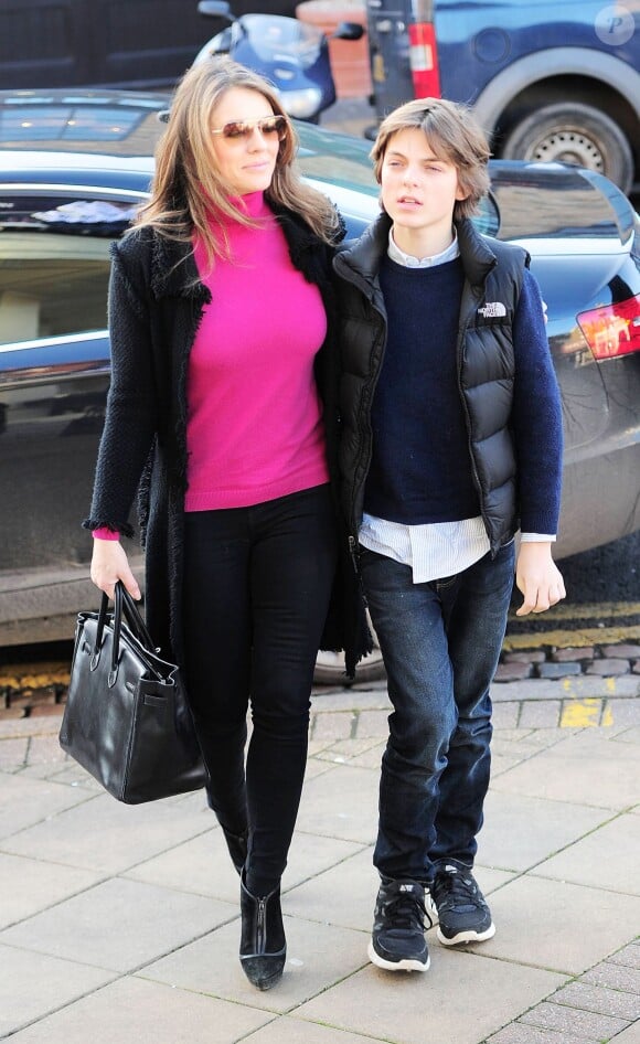 Elizabeth Hurley et son fils arriven au New Wimbledon Theatre pour voir Cinderella à Londres, le 16 décembre 2014
