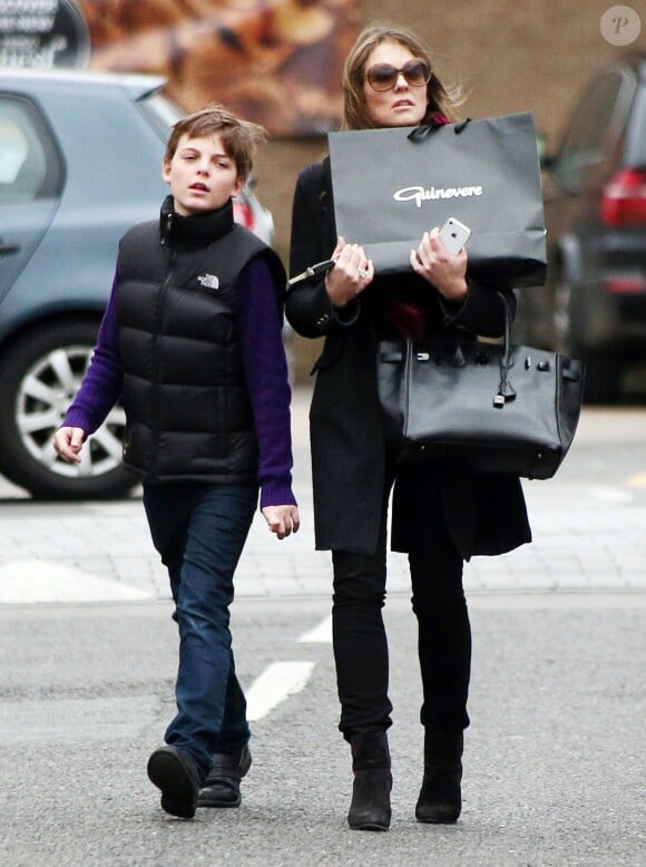 Liz Hurley et son fils Damian à Londres le 18 décembre 2013  