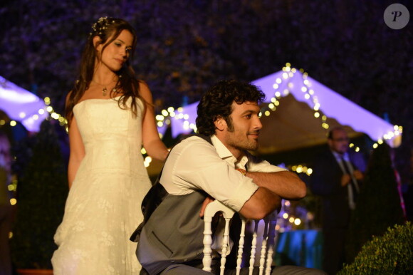 Lucie Lucas en mariée avec Benoît Michel dans l'épisode final de la saison 5 de Clem "Ça y est je marie ma fille", le lundi 30 mars 2015 sur TF1