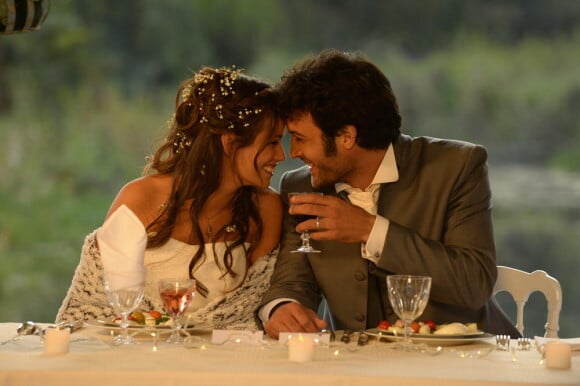 Lucie Lucas et Benoît Michel, jeunes mariés, dans l'épisode final de la saison 5 de Clem "Ça y est je marie ma fille", le lundi 30 mars 2015 sur TF1