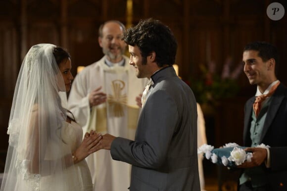 Lucie Lucas, sublime en robe de mariée, et Benoît Michel dans l'épisode final de la saison 5 de Clem "Ça y est je marie ma fille", le lundi 30 mars 2015 sur TF1