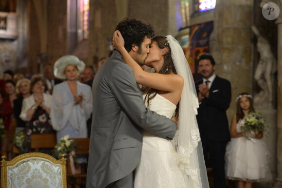 Un baiser pour les mariés Lucie Lucas et Benoît Michel dans l'épisode final de la saison 5 de Clem "Ça y est je marie ma fille", le lundi 30 mars 2015 sur TF1