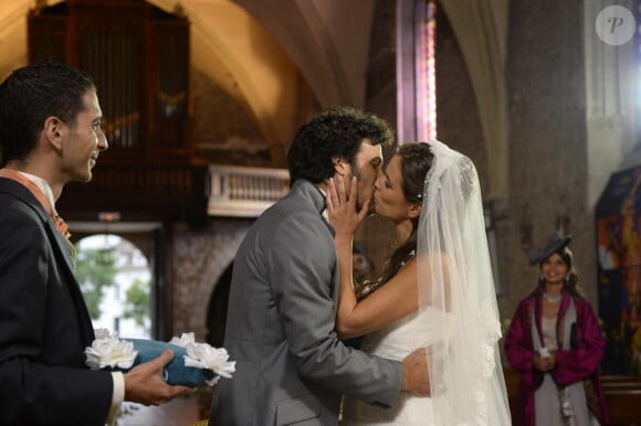 Lucie Lucas et Benoît Michel dans l'épisode final de la saison 5 de Clem "Ça y est je marie ma fille", le lundi 30 mars 2015 sur TF1
