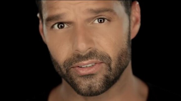 Ricky Martin : Touchant et superbe dans le clip de ''Disparo al corazón''