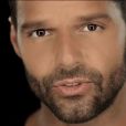 Ricky Martin dans le clip de Disparo al Corazón
