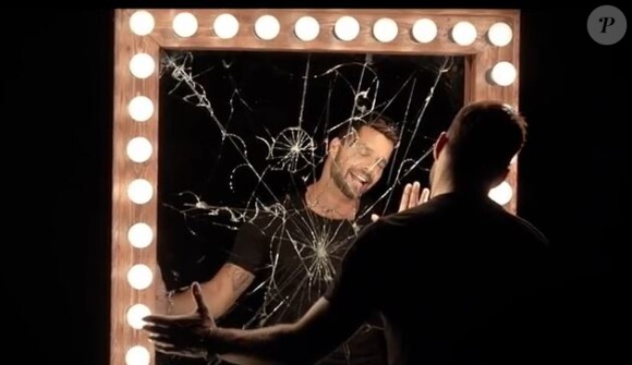 Ricky Martin dans le clip du titre Disparo al Corazón