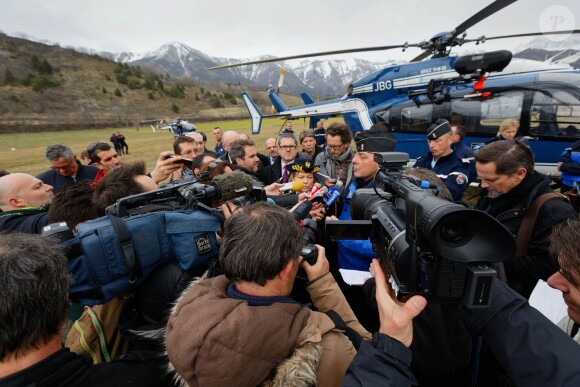 Point presse du général commandant la région PACA gendarmerie - Les hélicoptères de la sécurité civile à Seyne les Alpes suite au crash de l'airbus A320 de Germanwings le 24 mars 2015 