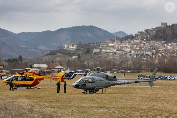 Les hélicoptères de la sécurité civile à Seyne les Alpes suite au crash de l'airbus A320 de Germanwings le 24 mars 2015  