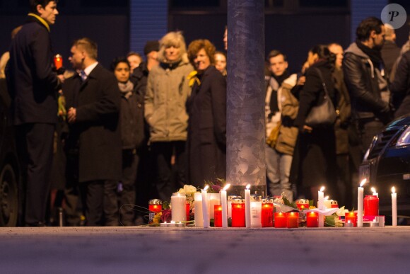 Membres de l'équipage de chez Germanwings et Lufthansa rendent hommage à leur collegues disparus, à Cologne le 24 mars 2015 