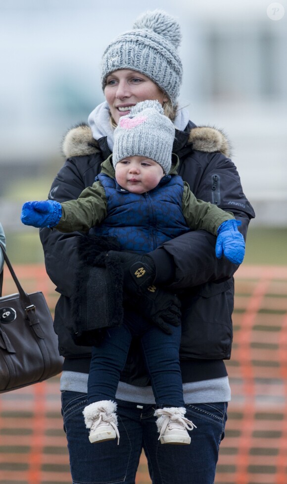 Zara Phillips et sa fille Mia lors d'un événement équestre dans le Gloucestershire le 25 janvier 2015.