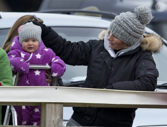 Zara Phillips et sa fille Mia lors d'une compétition équestre dans le Gloucestershire le 25 janvier 2015.