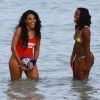 Angela Simmons et son amie Tiffany Lighty se baignent sur une plage de Miami. Le 23 mars 2015.