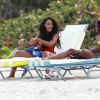 Angela Simmons et son amie Tiffany Lighty profitent d'un après-midi ensoleillé sur une plage de Miami. Le 23 mars 2015.