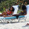 Angela Simmons et son amie Tiffany Lighty profitent d'un après-midi ensoleillé sur une plage de Miami. Le 23 mars 2015.
